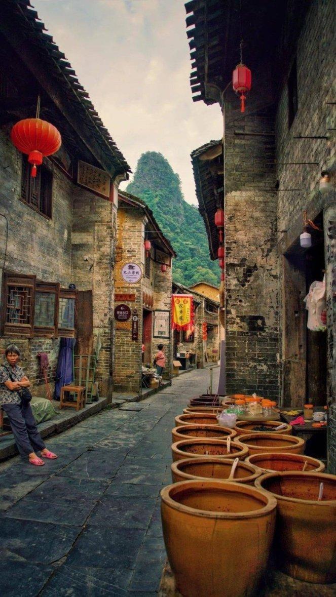 闫立军与刘畅为周延龙开启中国经济新闻人物（2023-2024）奖项